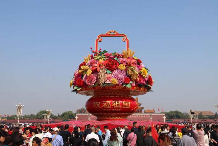 “双节”假期各地景点游人如织