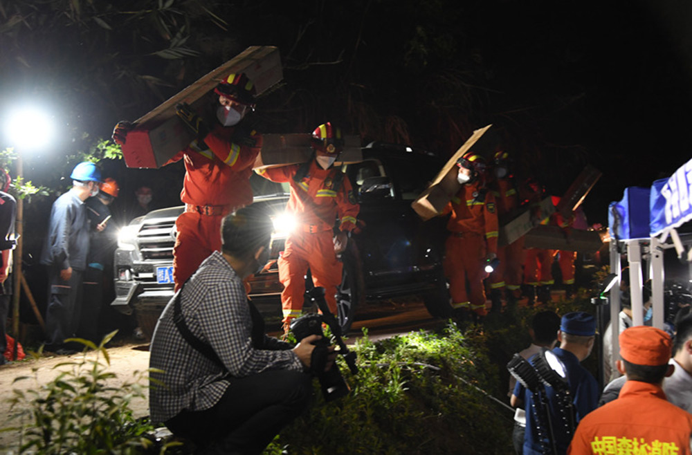 广西设立坠机事件救援临时指挥部 彻夜营救